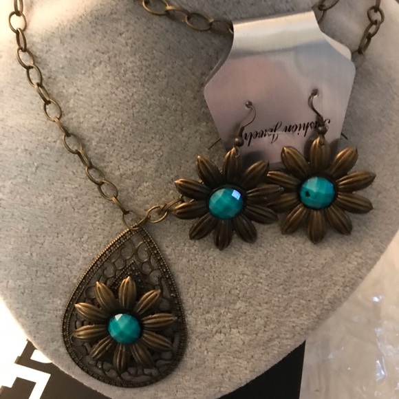 FASHION NECKLACE WITH EARRINGS TO MATCH - Picture 3 of 4